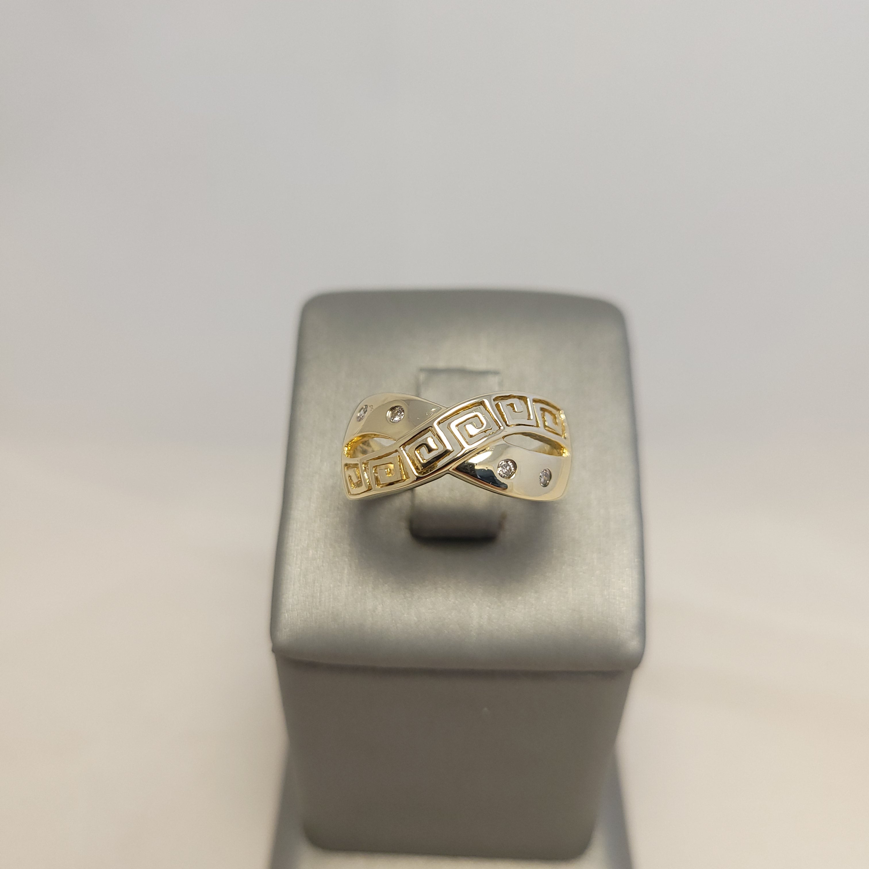 Anillo de oro amarillo de 14K con diseño de greca