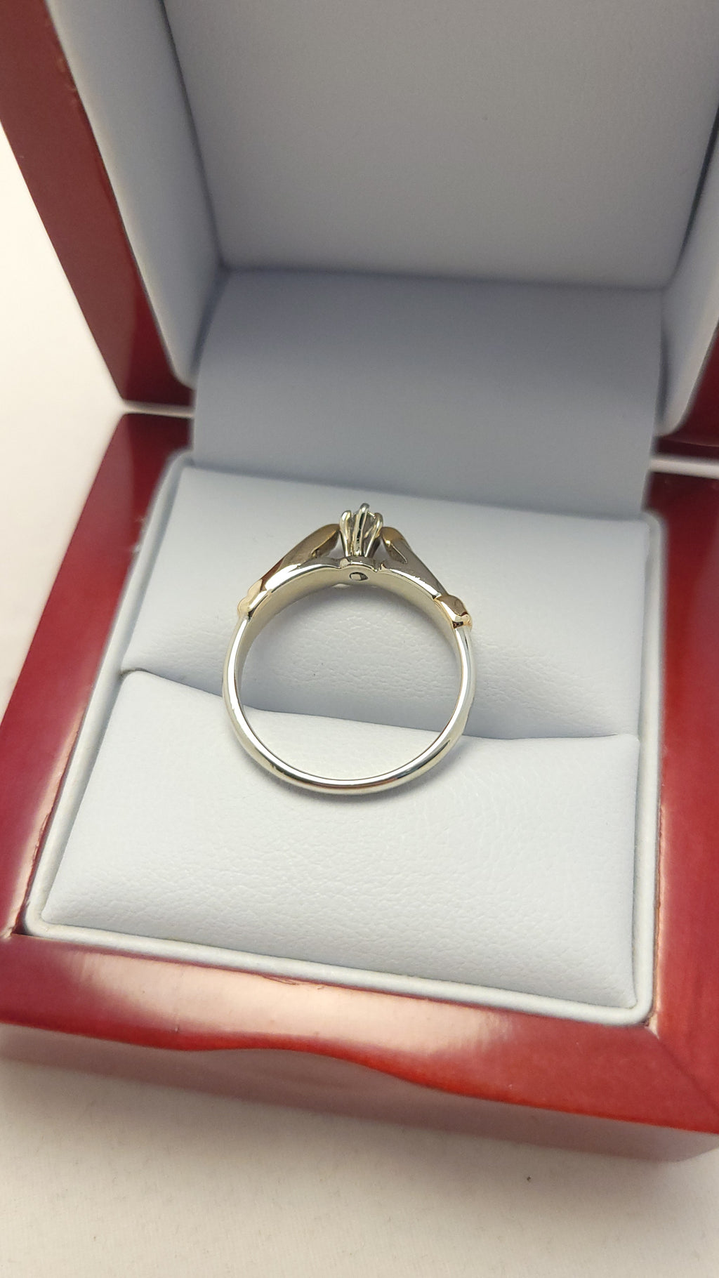Anillo solitario de marquesa en oro amarillo de 14K