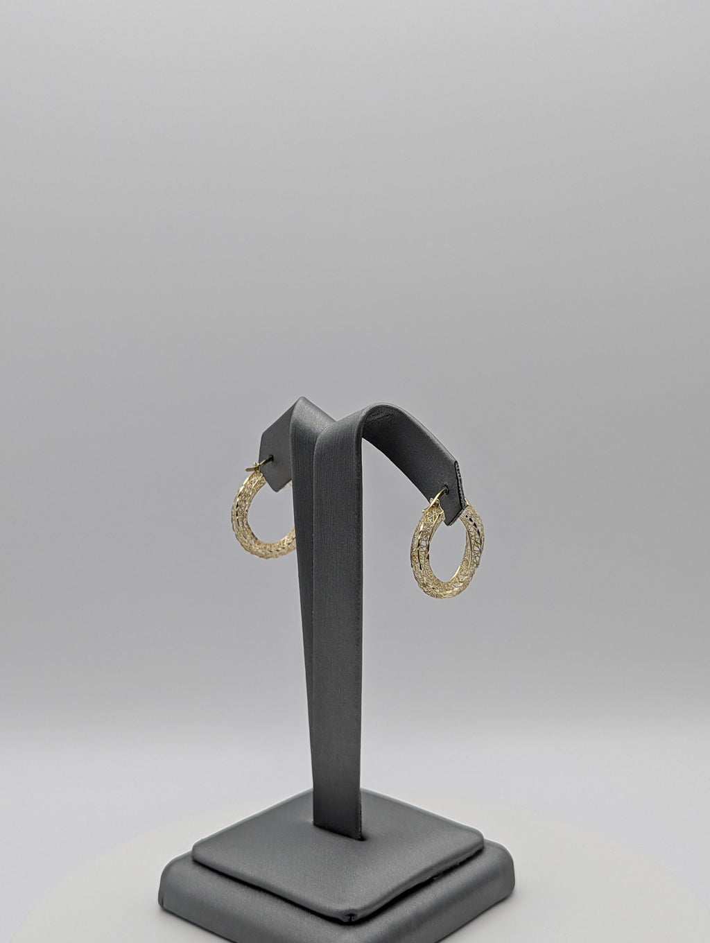 Pendientes de aro retorcidos calados de oro amarillo de 10K con corte de diamante