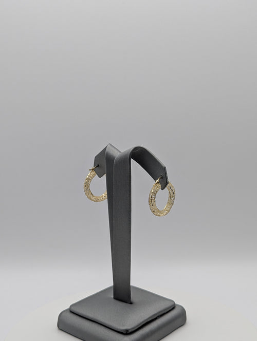 Pendientes de aro retorcidos calados de oro amarillo de 10K con corte de diamante